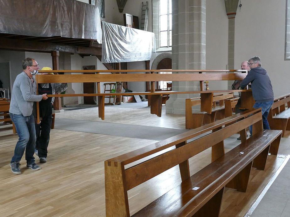 Reinigung und Aufstellung der Kirchenbänke von St. Crescentius (Foto: Karl-Franz Thiede)